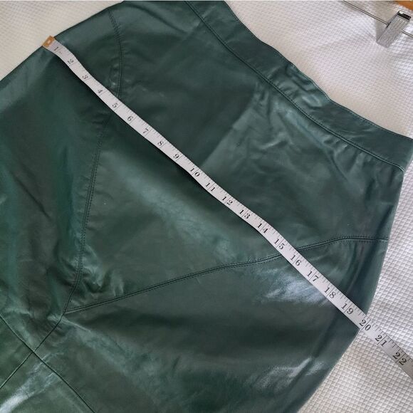 GIII LEATHER skirt lined zip up slit buttons excellent condition - Picture 12 of 14